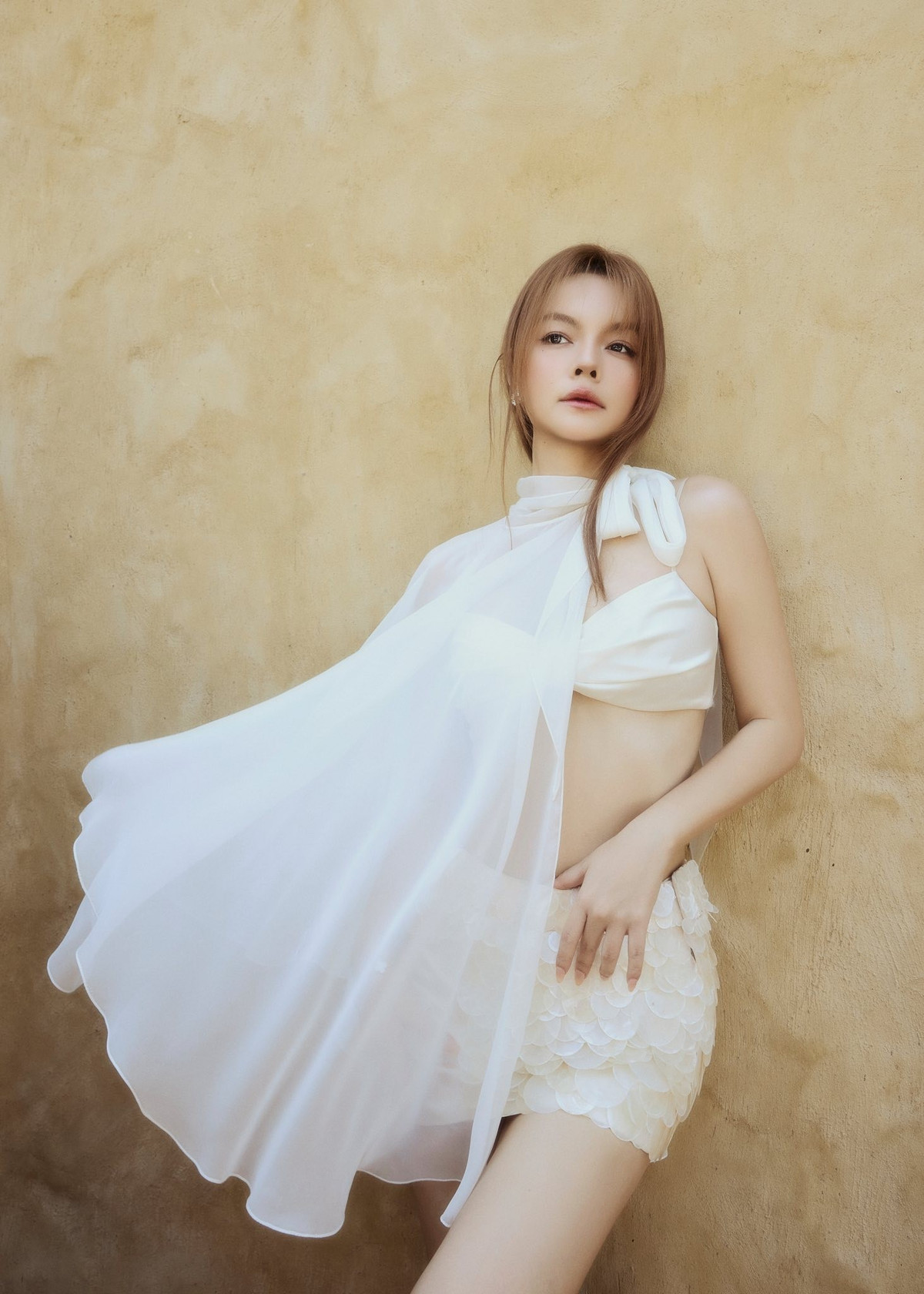 Trong bộ ảnh, Phạm Quỳnh Anh diện nội y hình nơ tinh tế, khoác ngoài tấm áo choàng voan mỏng xuyên thấu nhẹ nhàng bay bổng.