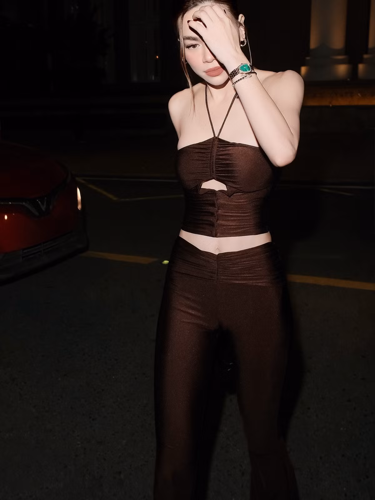 Trong bộ ảnh mới, Hồ Ngọc Hà lựa chọn set đồ gồm quần dài ôm sát và áo cúp ngực cắt khoét táo bạo.