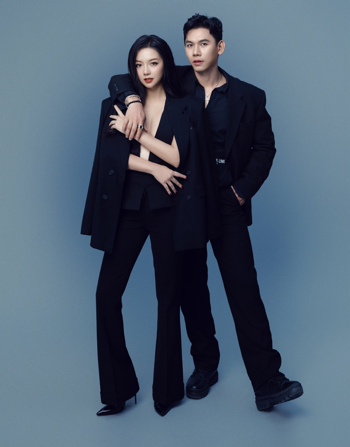 Băng Di mặc gợi cảm tạo dáng thân thiết bên ca sĩ Đại Nhân để kỷ niệm tình bạn 17 năm. Ảnh: FB Băng Di