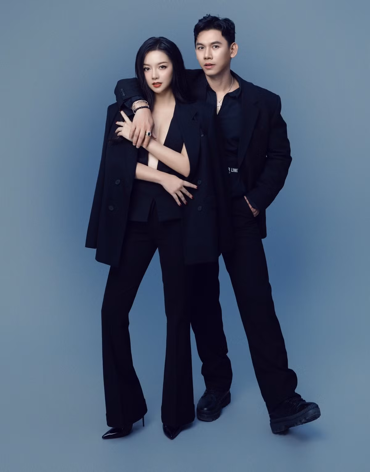 Băng Di mặc gợi cảm tạo dáng thân thiết bên ca sĩ Đại Nhân để kỷ niệm tình bạn 17 năm. Ảnh: FB Băng Di