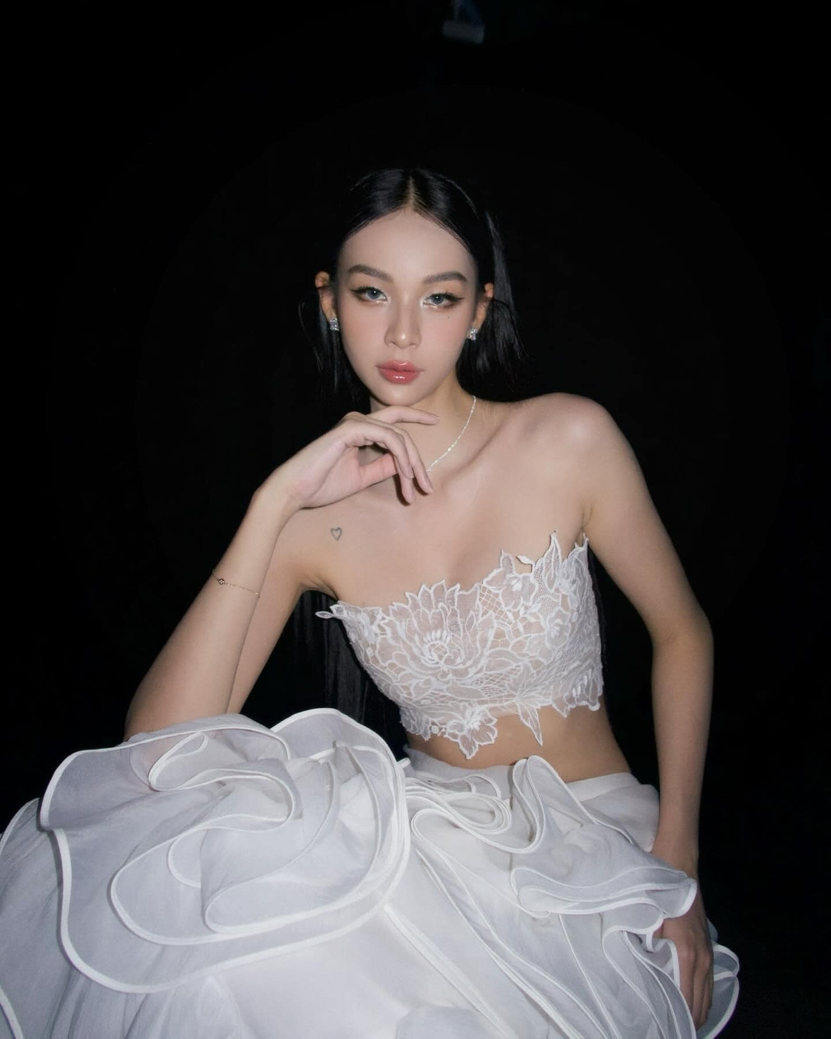 Phong cách táo bạo, phóng khoáng đang dần trở thành "thương hiệu" riêng của Phí Phương Anh. Ảnh: FB Phí Phương Anh