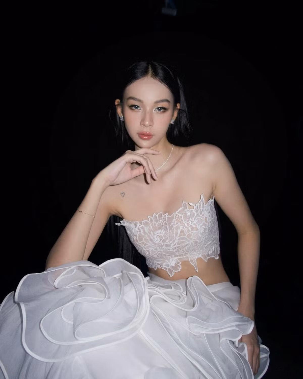 Phong cách táo bạo, phóng khoáng đang dần trở thành "thương hiệu" riêng của Phí Phương Anh. Ảnh: FB Phí Phương Anh