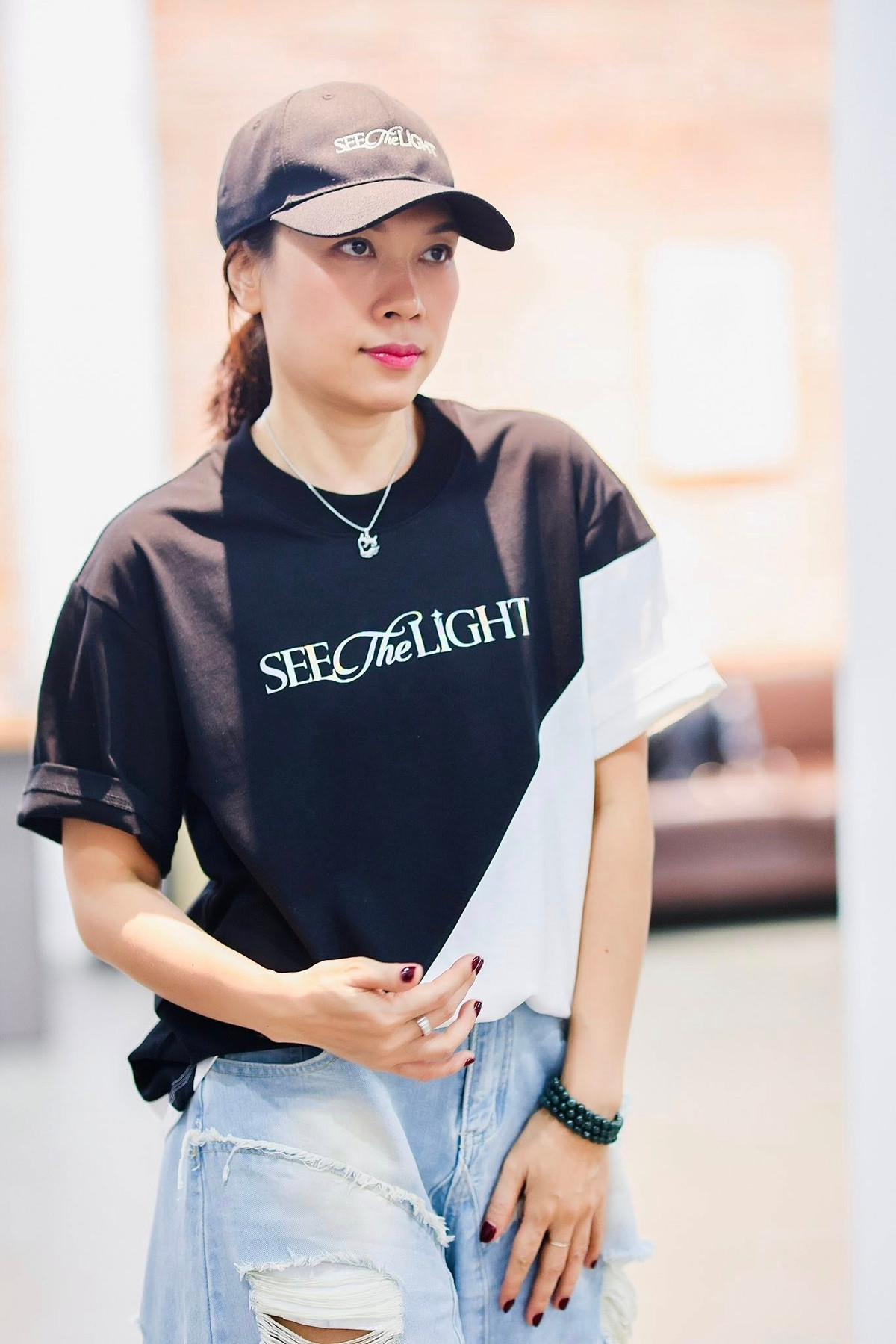 Khán giả nhận xét, nhan sắc của Mỹ Tâm không chỉ đến từ vẻ ngoài mà còn toát ra từ thần thái và sự chân thành. Dù là trên sân khấu rực rỡ hay trong đời sống thường nhật, cô vẫn giữ được nét đẹp gần gũi, dễ mến.