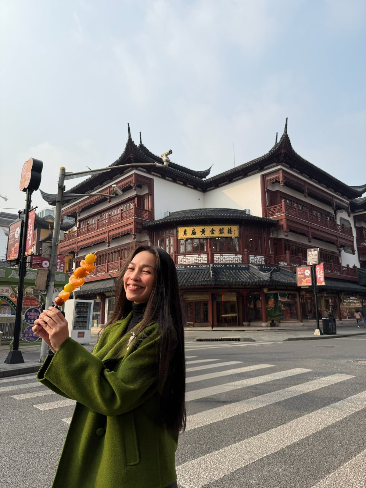 Ca sĩ Hiền Thục dạo chơi ở Thượng Hải. Ảnh: FB Hien Thuc