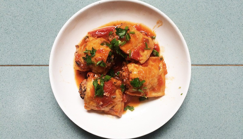 Trước hết, phải kể đến đậu phụ dồn thịt sốt cà chua – món ăn quen mà lạ, phù hợp cho cả bữa cơm gia đình lẫn những dịp muốn đổi vị. Đậu phụ được khoét ruột, nhồi thịt xay trộn mộc nhĩ và hành lá, sau đó chiên sơ rồi rim cùng sốt cà chua chua ngọt. Nhờ phần nhân đậm đà quyện trong lớp đậu mềm béo, món ăn này luôn khiến mâm cơm thêm phần hấp dẫn.