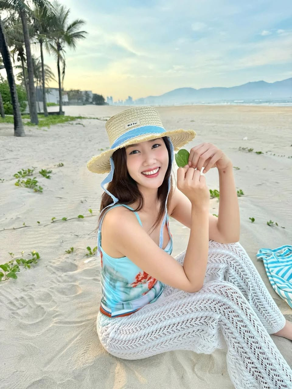 Diễn viên Thuý Ngân ngồi chơi bên bờ biển. Ảnh: FB Lê Huỳnh Thuý Ngân