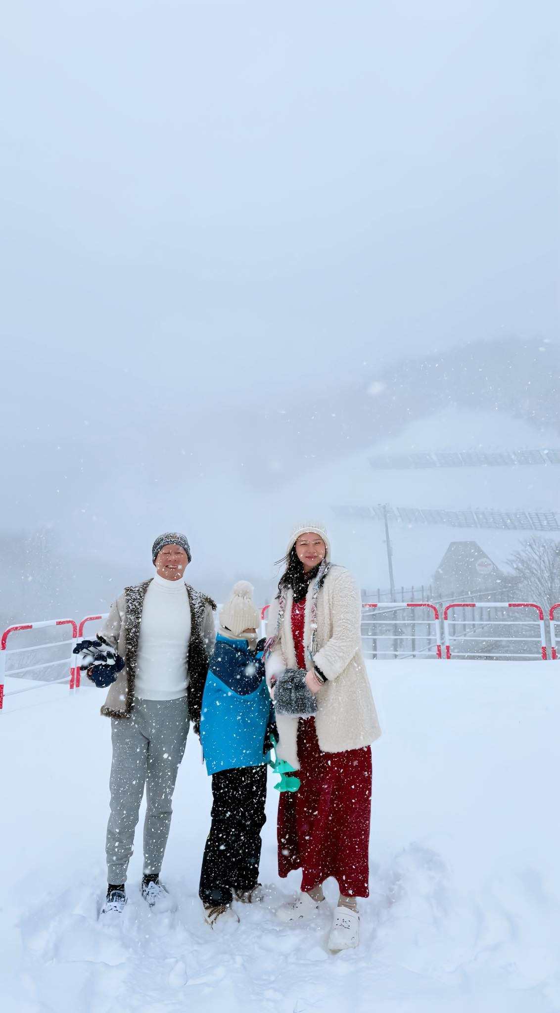 Gia đình Phan Như Thảo trải nghiệm bão tuyết ở Nhật Bản. Ảnh: FB Phan Như Thảo