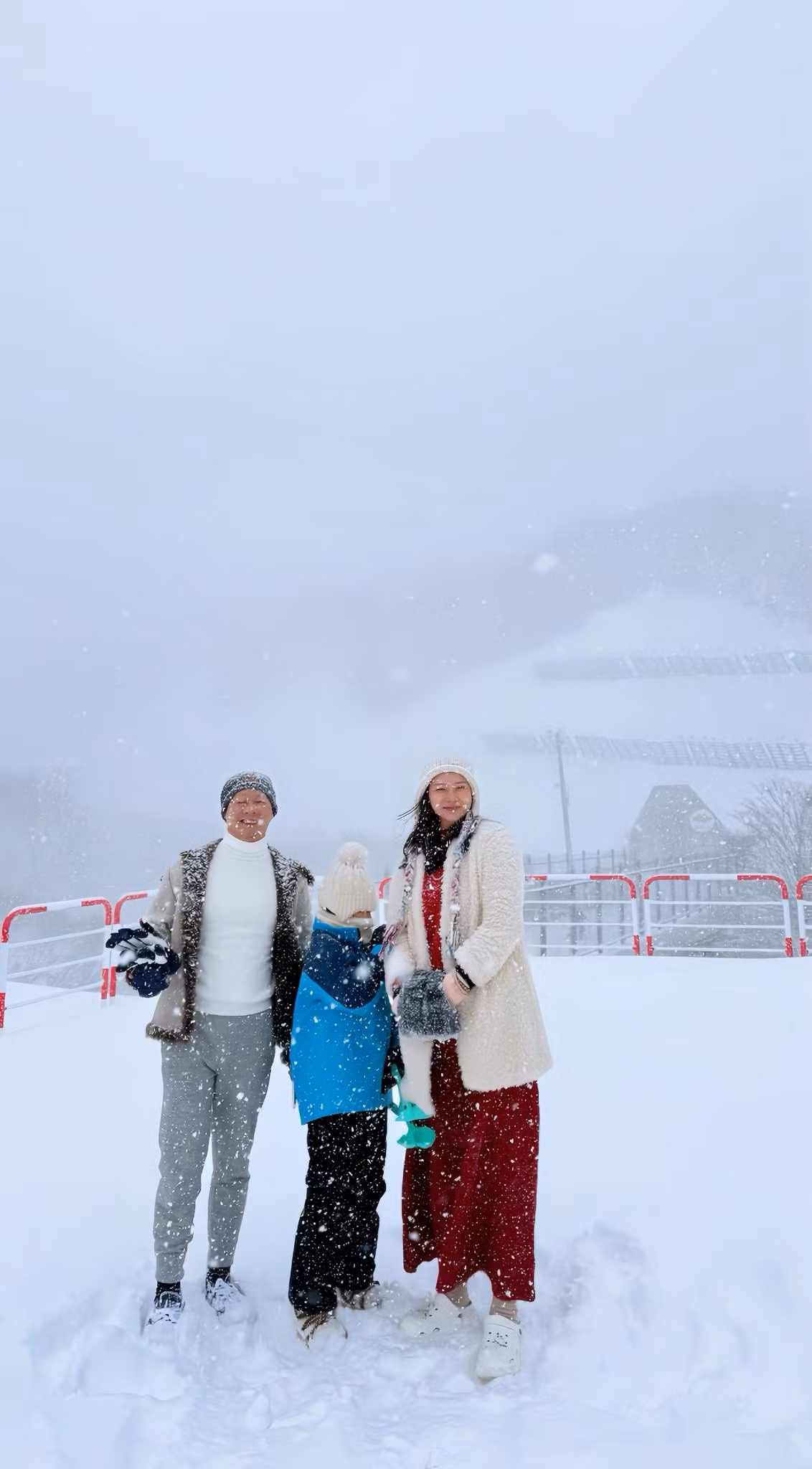 Gia đình Phan Như Thảo trải nghiệm bão tuyết ở Nhật Bản. Ảnh: FB Phan Như Thảo