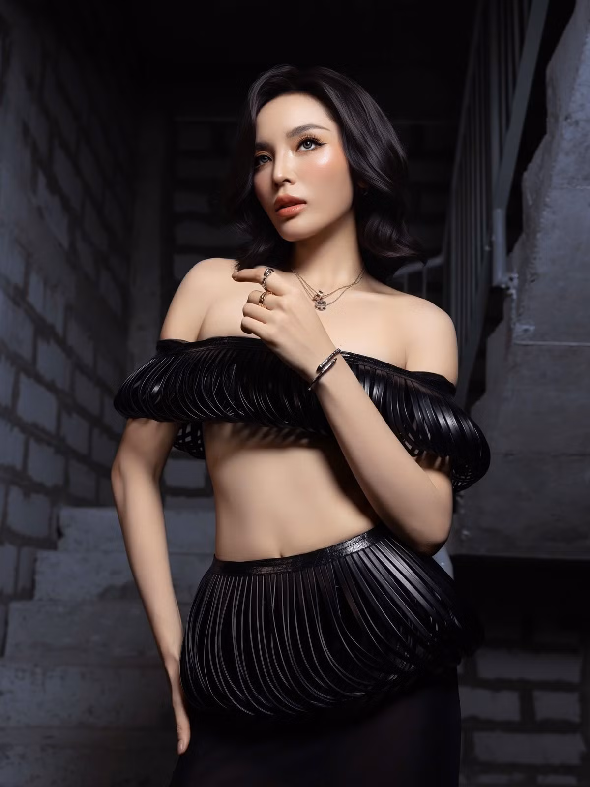 Vòng eo vốn là ưu điểm nổi trội của Hoa hậu Kỳ Duyên. Cô thường "trưng trổ" tuyệt đối chi tiết này thông qua việc diện những mẫu áo ngắn khi xuống phố hoặc tập luyện thể dục thể thao.