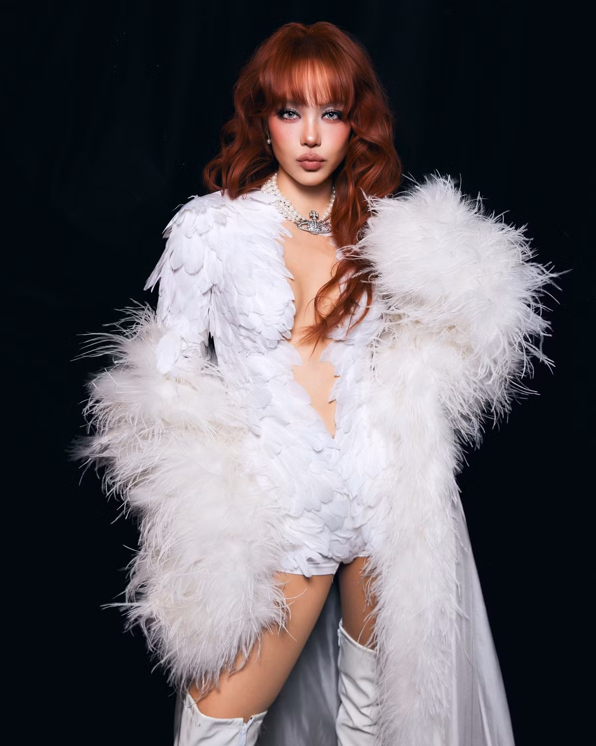 Lối trang điểm nhẹ nhàng, tập trung vào làn da mịn màng và đôi mắt sắc sảo giúp nữ ca sĩ giữ được thần thái cuốn hút mà không cần quá nhiều chi tiết cầu kỳ.