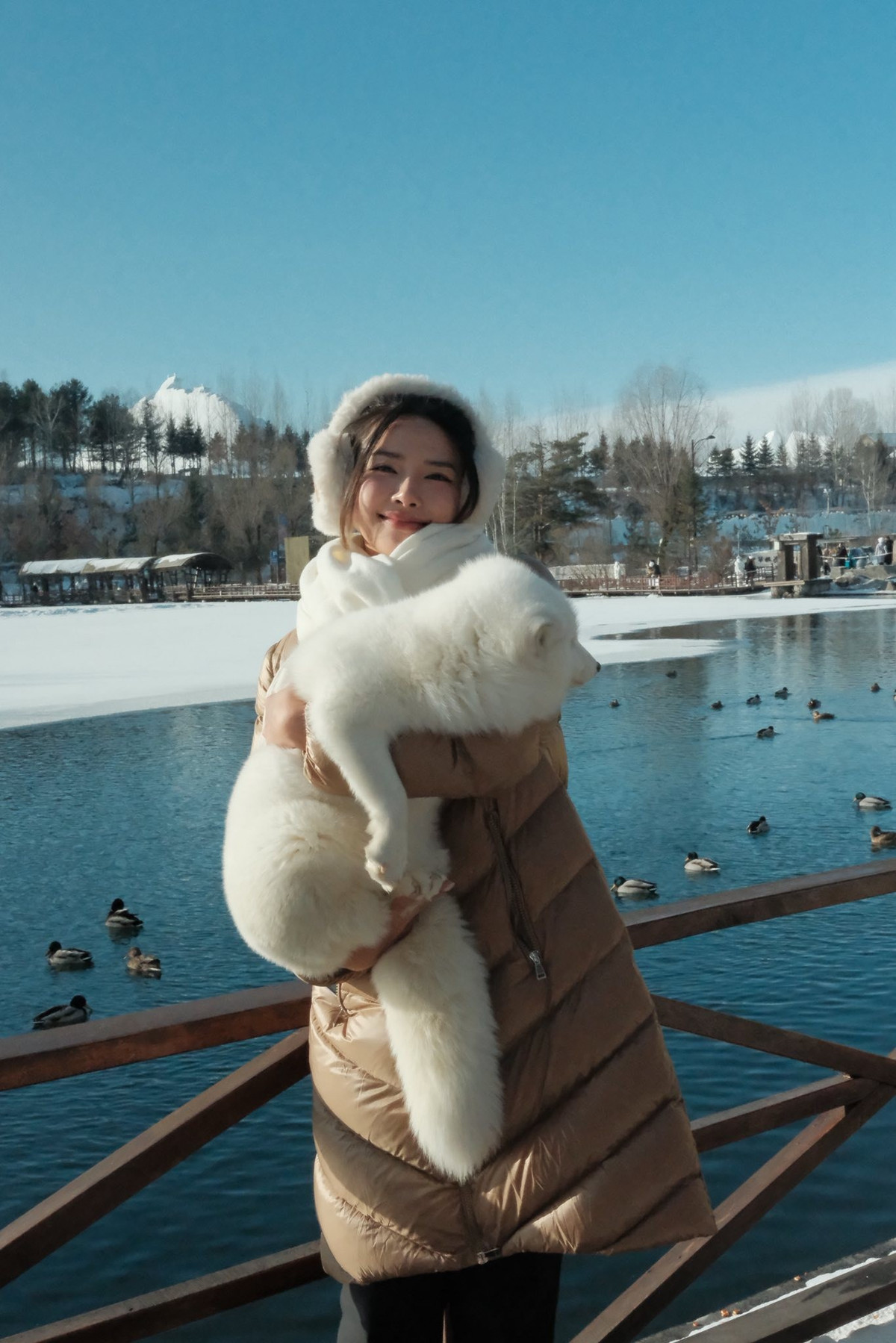 Những hình ảnh cả hai diện trang phục giữ ấm, rạng rỡ giữa nền tuyết trắng càng làm nổi bật sự trẻ trung, năng động và ăn ý của cặp đôi.