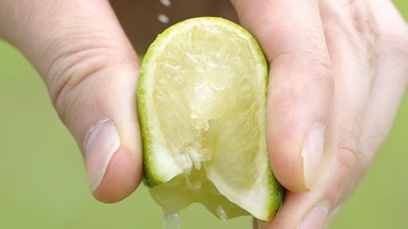 Làm nóng chanh, cam để vắt được nhiều nước hơn: Trước khi vắt, bạn có thể rửa trái cam hoặc chanh bằng nước ấm khoảng 30 giây, hoặc quay lò vi sóng trong 30 giây. Ngoài ra, lăn nhẹ trái trên mặt bàn cũng giúp phá vỡ các múi bên trong, cho lượng nước ép nhiều hơn.