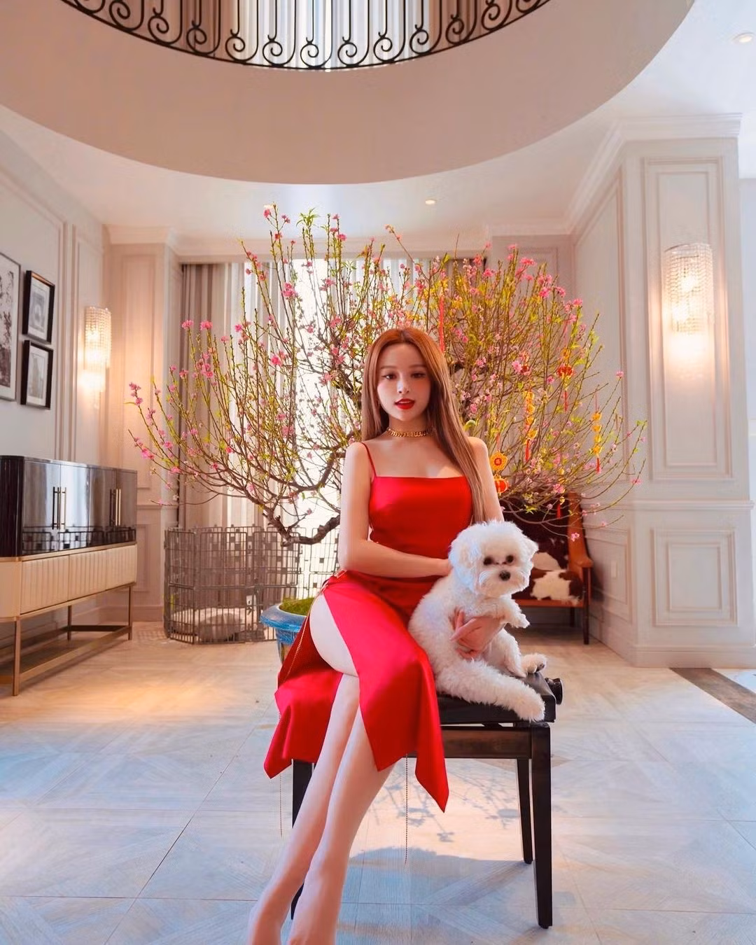 Cuộc sống xa hoa cùng nhan sắc trẻ trung giúp cô trở thành hình mẫu “hot mom” được nhiều người ngưỡng mộ.