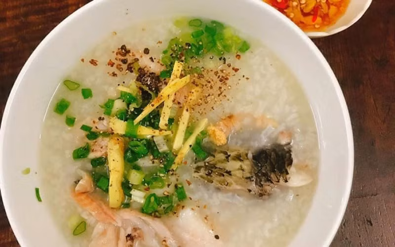 Khi thưởng thức, thực khách cảm nhận rõ vị ngọt thanh lan tỏa nhẹ nhàng, không béo gắt. Cháo sánh vừa phải, hạt gạo rang hòa quyện cùng vị biển, càng ăn càng thấy rõ sự tinh tế của từng lớp hương vị, mang lại cảm giác ấm bụng và dễ chịu, đặc biệt trong những ngày se lạnh nơi vùng biển.