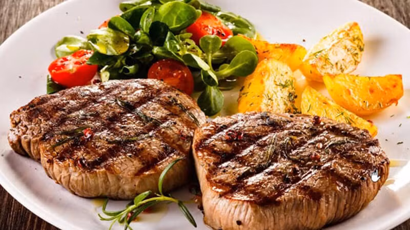 Bò bít tết có rất nhiều cách tẩm ướp khác nhau nhưng khi chiên đều có một nguyên tắc mà bất kỳ đầu bếp chuyên nghiệp nào cũng phải biết đó chính là chảo dầu phải nóng bốc khói thì mới cho thịt vào chiên.