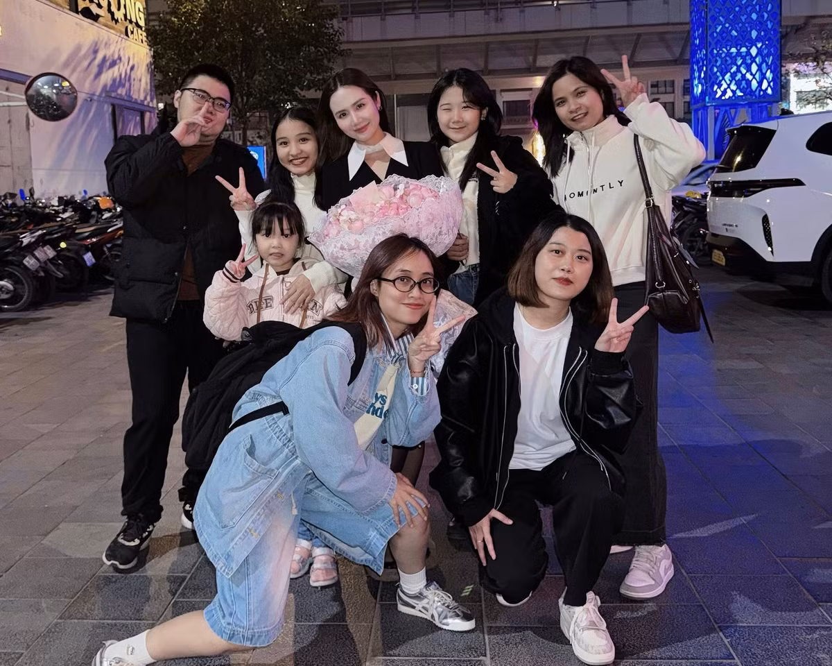 Phan Minh Huyền được fan đến trường quay chúc mừng hết vai trong phim 'Cách em 1 milimet'. Ảnh: FB Phan Minh Huyền