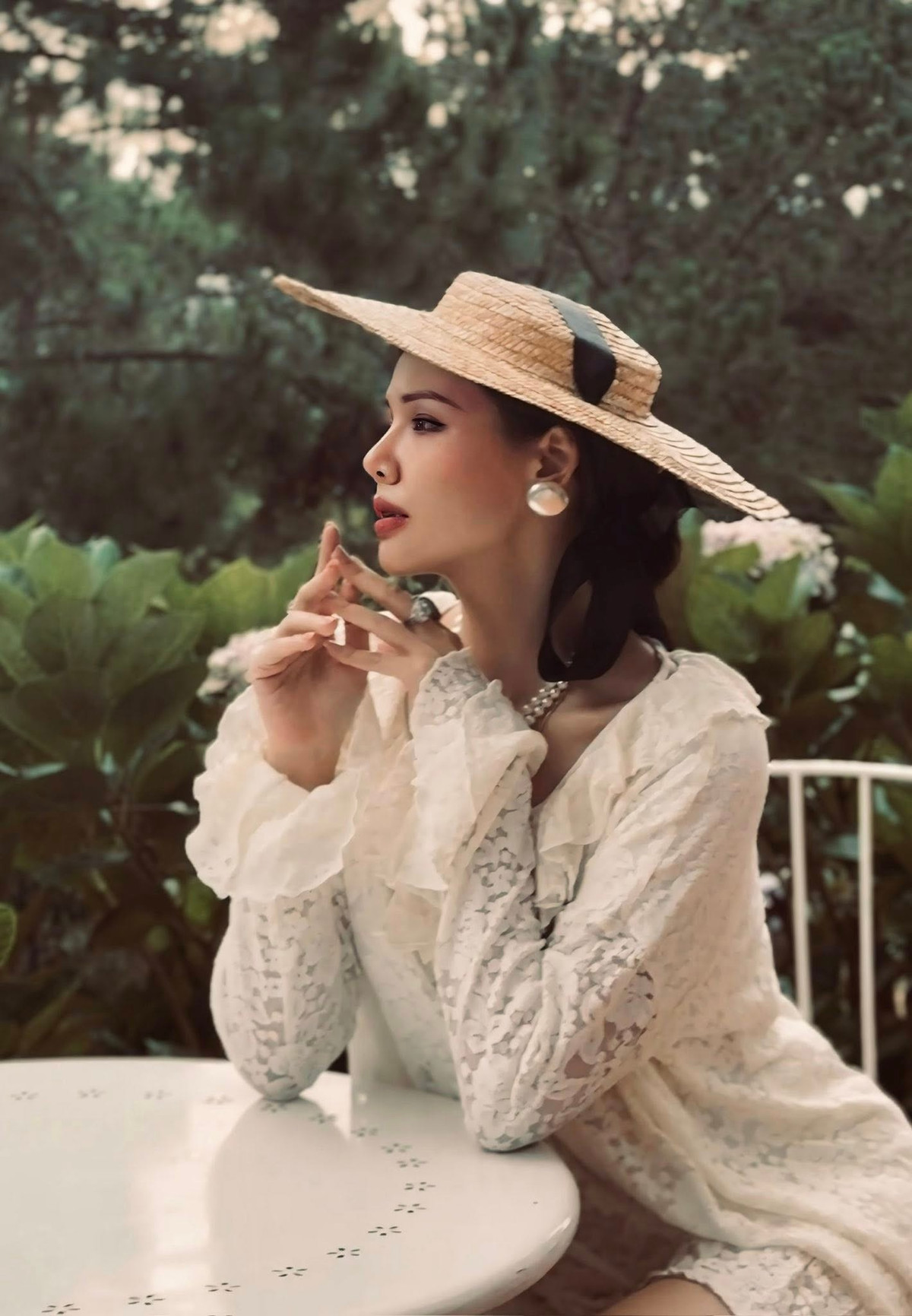 Phanh Lee hoá quý cô. Ảnh: FB Phương Anh Lê