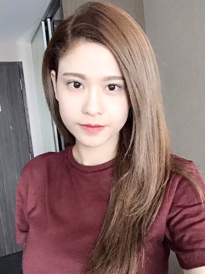 Những đường nét thanh tú, đôi mắt to tròn và nét xinh xắn, dễ thương của cô gần như không thay đổi theo thời gian.