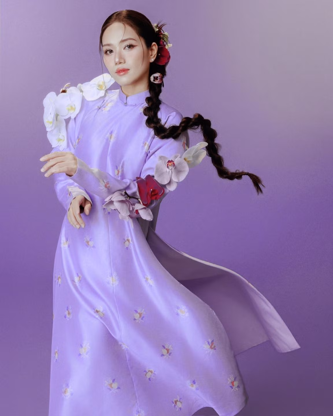 Bên cạnh đó, phong thái của cô cũng thay đổi đáng kể: tự tin hơn, tươi tắn hơn và luôn toả ra nguồn năng lượng tích cực.