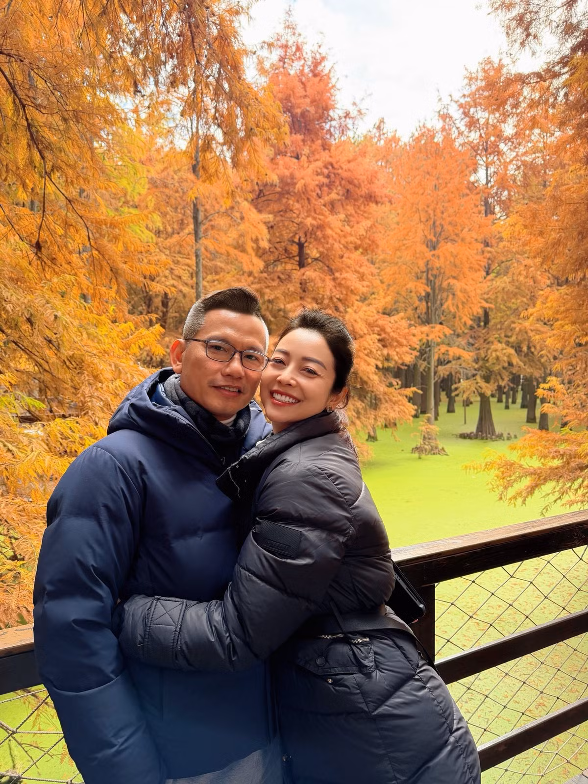 Hoa hậu Jennifer Phạm cho biết vợ chồng cô đang có chuyến đi hơn một tuần tại Trung Quốc cùng nhóm bạn thân thiết.