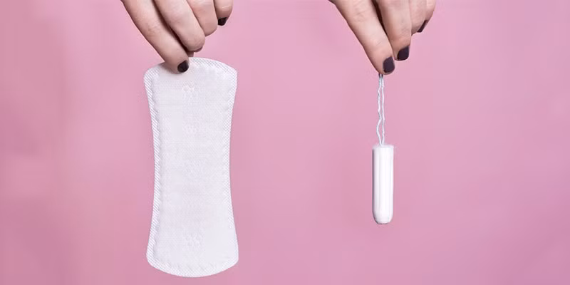 Hạn chế sử dụng tampon để giúp máu kinh thoát ra ngoài dễ dàng hơn. Việc sử dụng tampon liên tục có thể khiến máu kinh bị giữ lại lâu hơn trong cơ thể. Trong những ngày cuối kỳ kinh, chị em nên cân nhắc chuyển sang băng vệ sinh.
