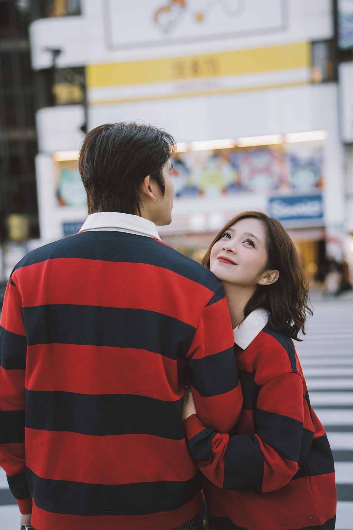 Cặp đôi thoải mái tạo dáng trên những con phố Nhật Bản.