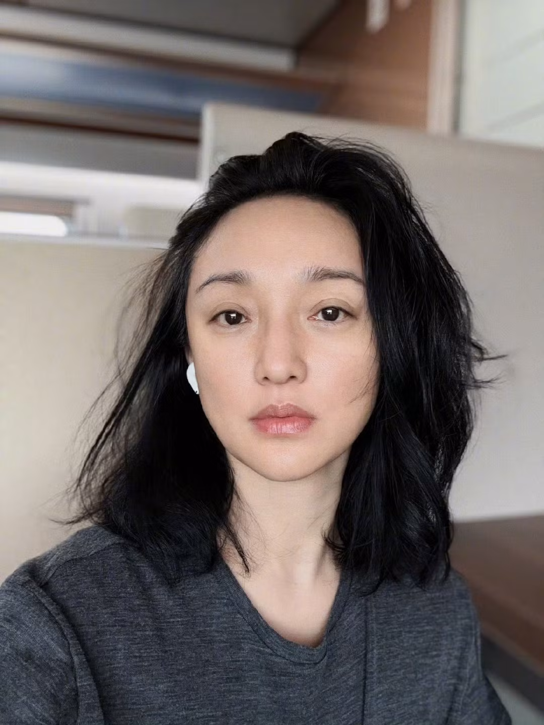 Những hình ảnh đời thường và hậu trường được chia sẻ trên mạng xã hội cho thấy Châu Tấn vẫn giữ được làn da trắng hồng, mịn màng, không một dấu vết lão hóa rõ rệt.