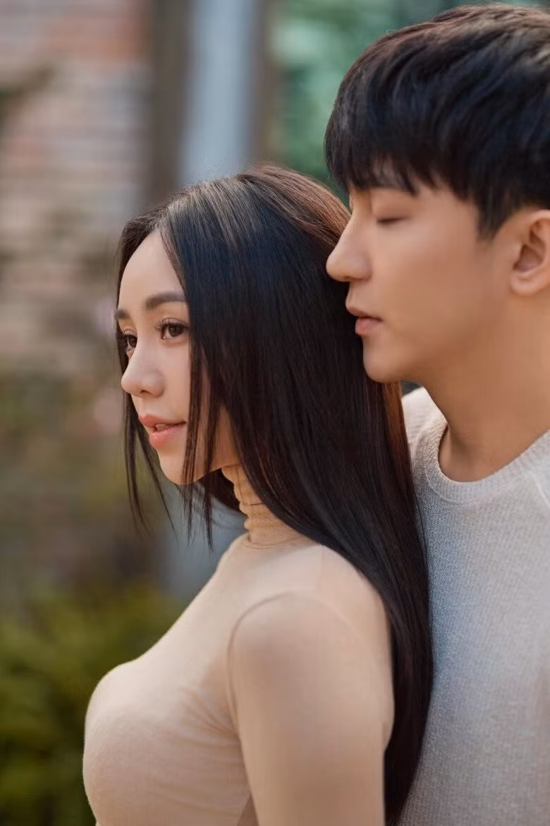 Người đẹp từng được “đẩy thuyền” với các bạn diễn như Đình Tú, Thanh Sơn nhưng đều lên tiếng phủ nhận. Gần đây, khi truyền thông hỏi về mối quan hệ với bạn diễn B Trần sau loạt phim chung, cô xác nhận cả hai vẫn là bạn bè trong nhóm bạn chung, nhưng hiện không còn thân thiết và cô vẫn độc thân. Ảnh: FB Quỳnh Nguyễn