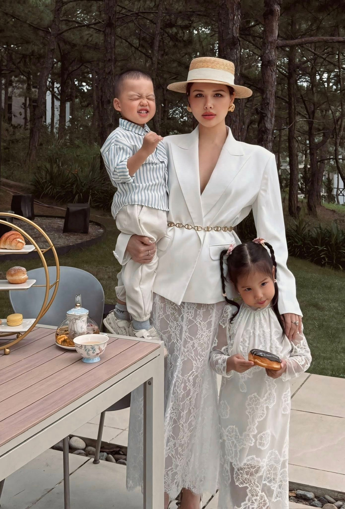 Phanh Lee cùng hai con lên đồ đồng điệu, chụp ảnh đầy thần thái. Ảnh: FB Phương Anh Lê