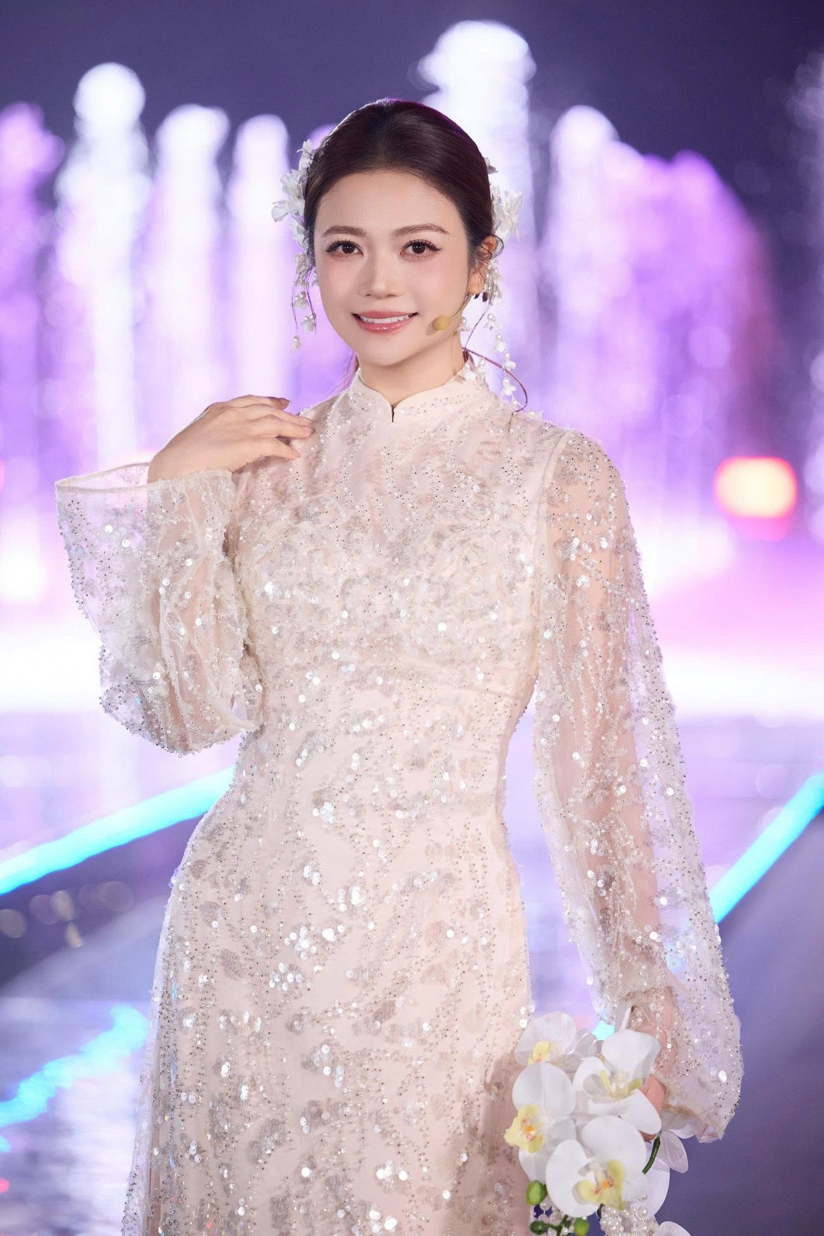 NSƯT Kiều Anh được khen trẻ trung với áo dài đính kết, tham dự một buổi ghi hình chương trình Tết. Ảnh: FB Kieu Anh CT