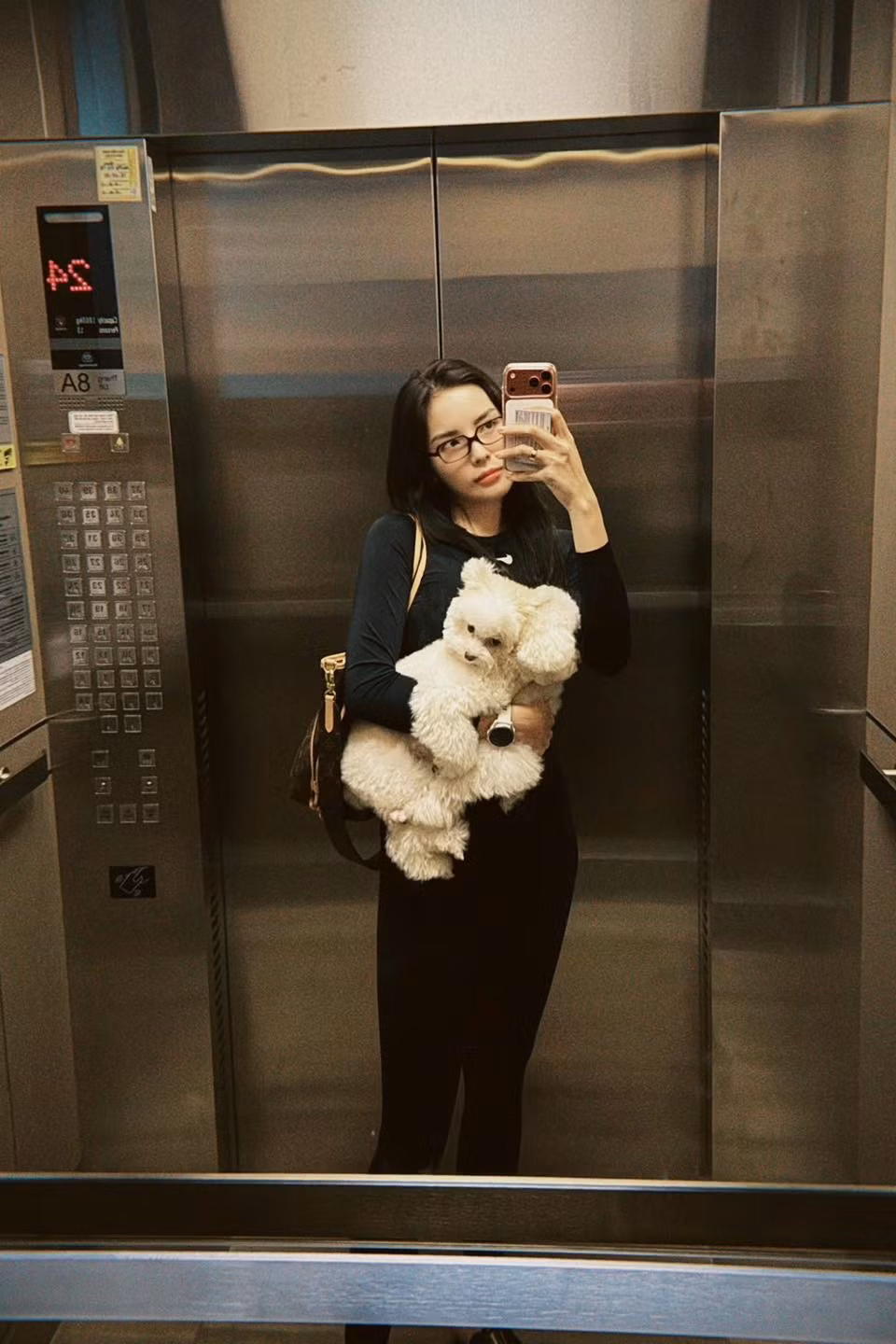 Hoa hậu Kỳ Duyên chụp ảnh bên 2 cún cưng. Ảnh: FB Hoa hậu Nguyễn Cao Kỳ Duyên