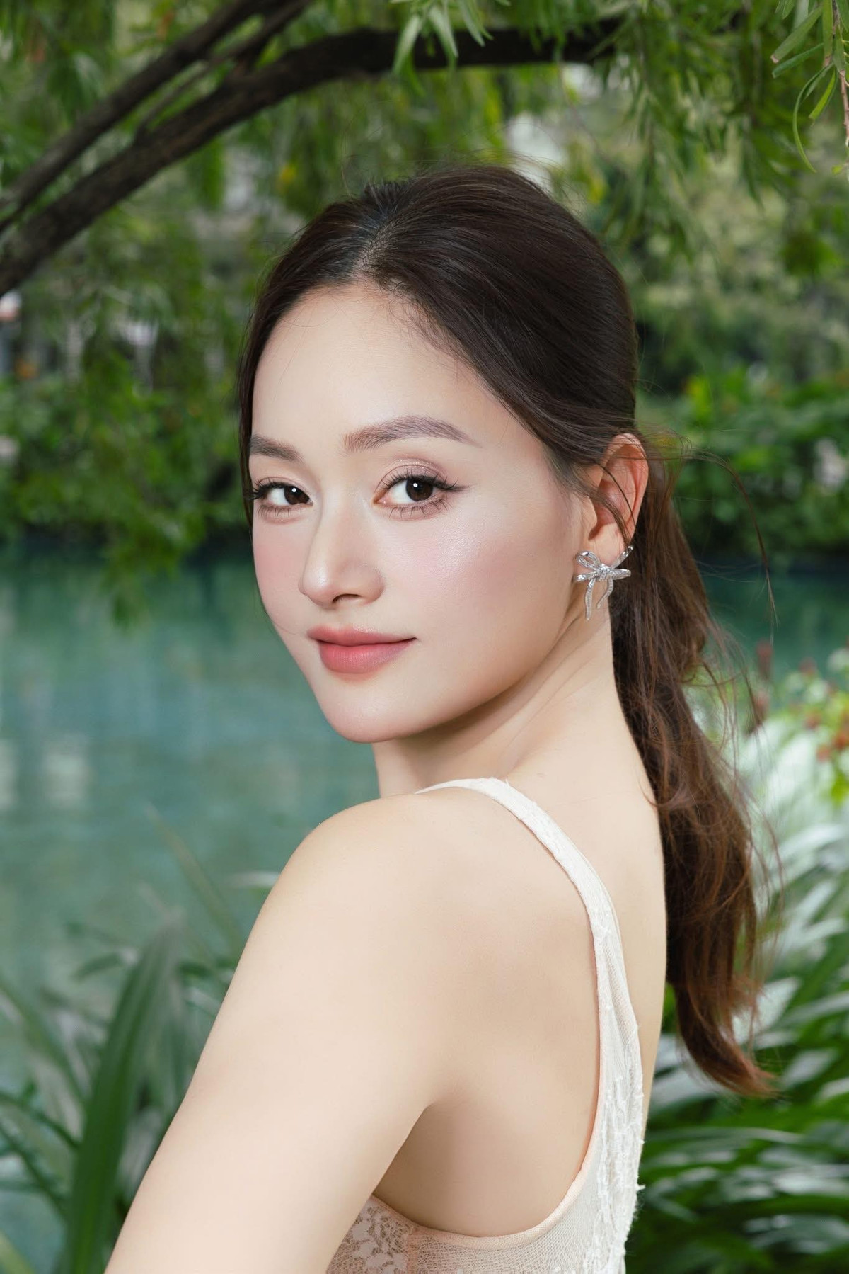 Diễn viên Lan Phương mặc váy ren gợi cảm. Ảnh: FB Lan Phuong Nguyen