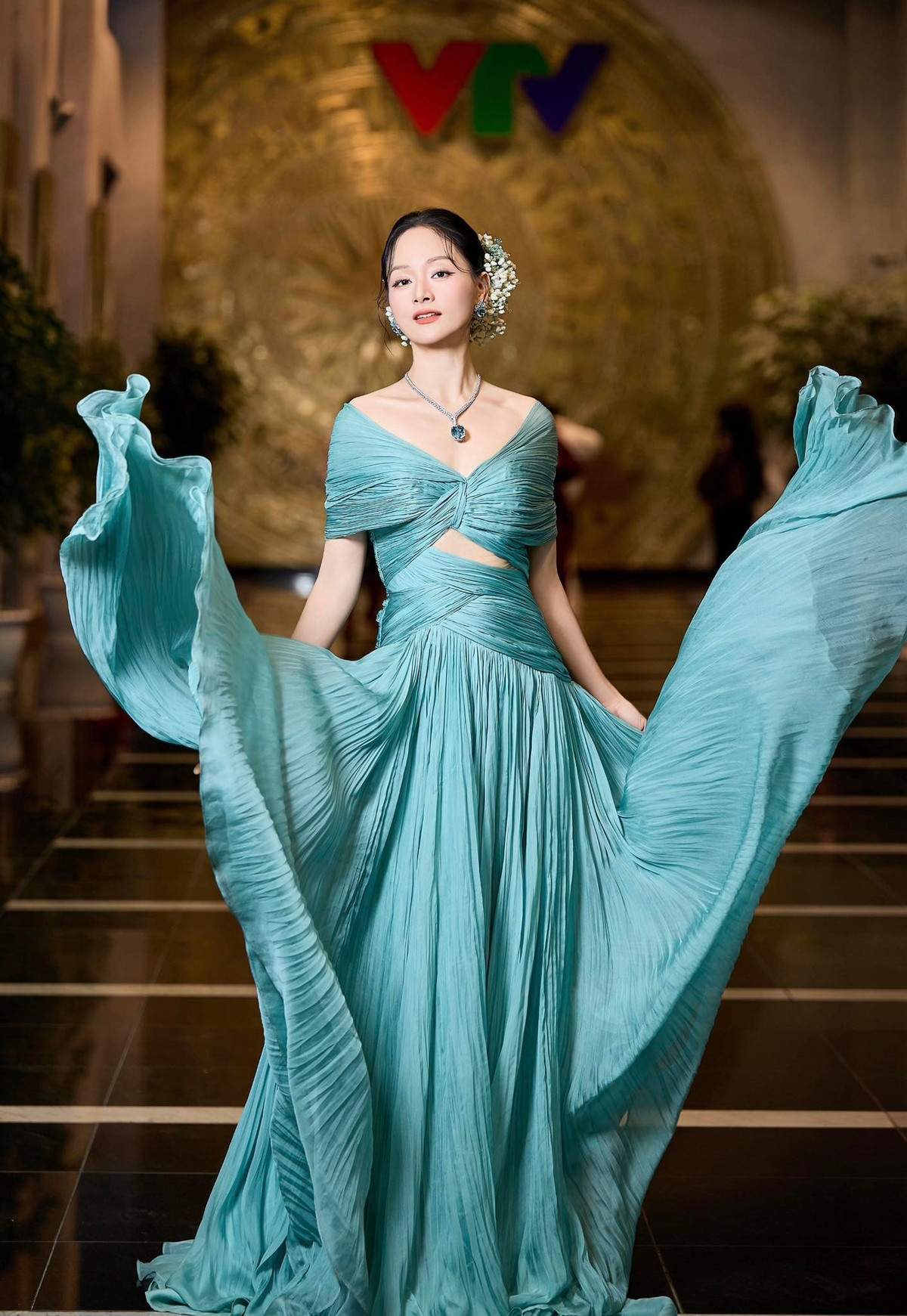 Diễn viên Lan Phương khoe vẻ gợi cảm với váy cắt khoét màu pastel, hoàn thiện phong cách điệu đà bằng kiểu tóc đính hoa màu đồng điệu với váy trong một sự kiện. Ảnh: FB Lan Phương