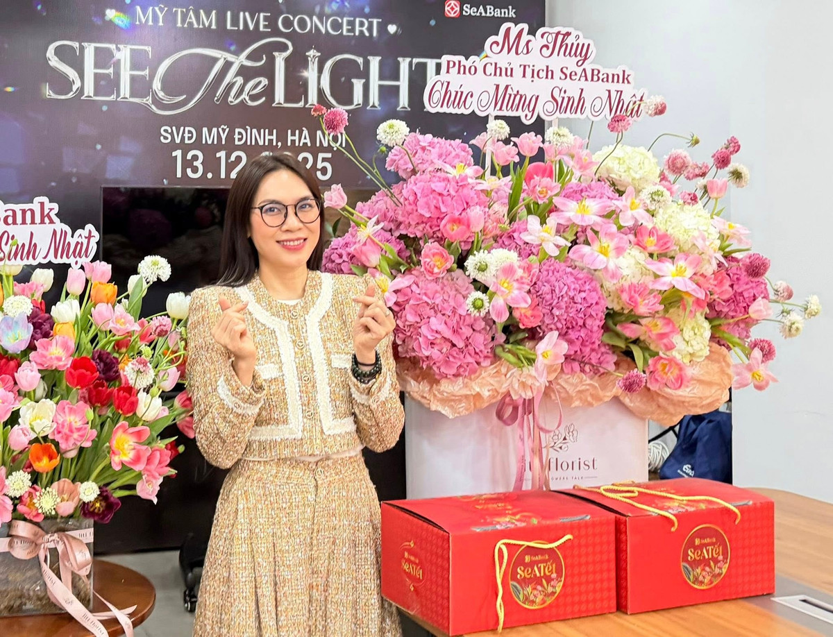 Trong loạt ảnh mới đăng tải nhân dịp sinh nhật, nữ ca sĩ sinh năm 1981 khiến người hâm mộ trầm trồ khi gương mặt gần như không thay đổi so với thời kỳ đỉnh cao cách đây 23 năm.