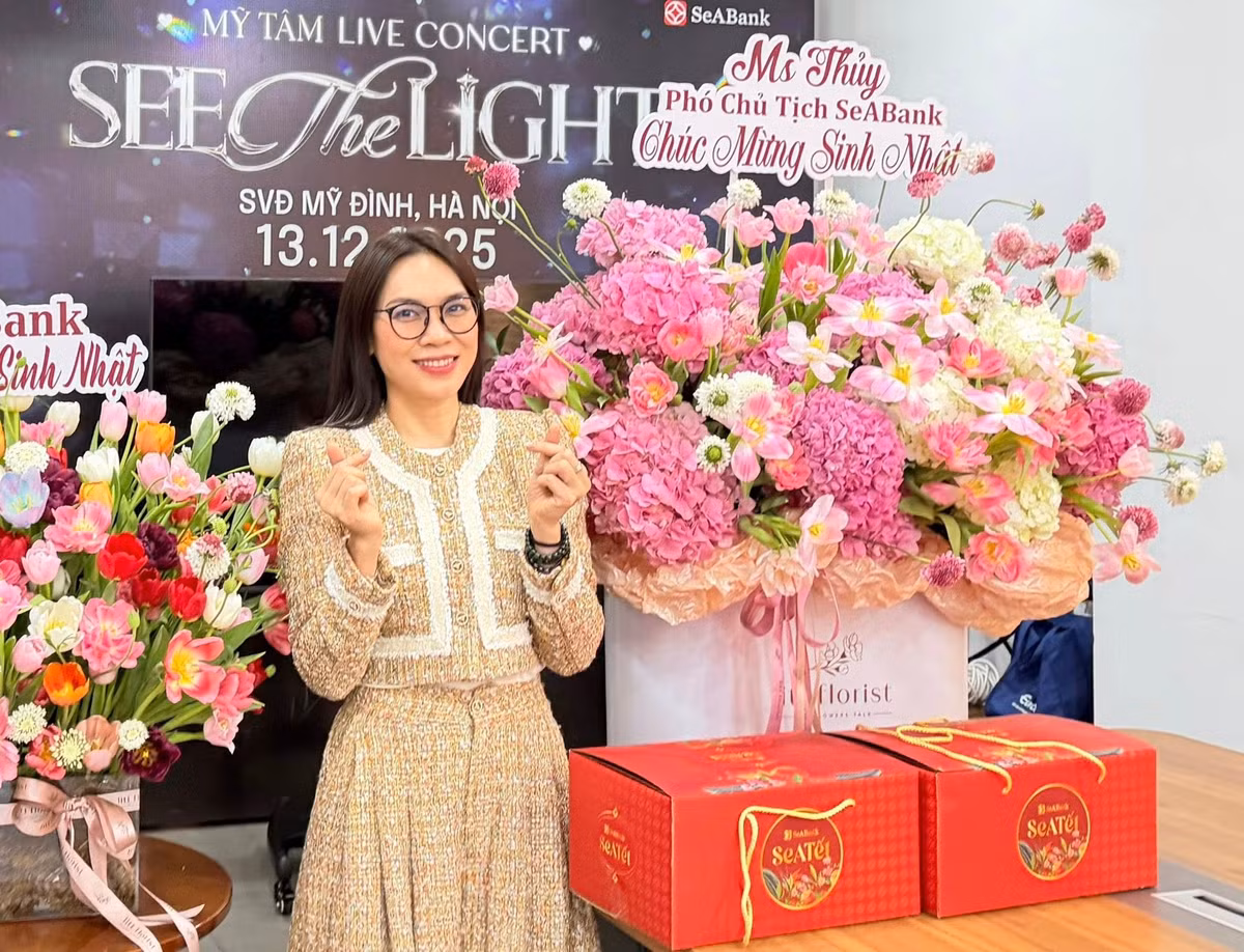 Trong loạt ảnh mới đăng tải nhân dịp sinh nhật, nữ ca sĩ sinh năm 1981 khiến người hâm mộ trầm trồ khi gương mặt gần như không thay đổi so với thời kỳ đỉnh cao cách đây 23 năm.