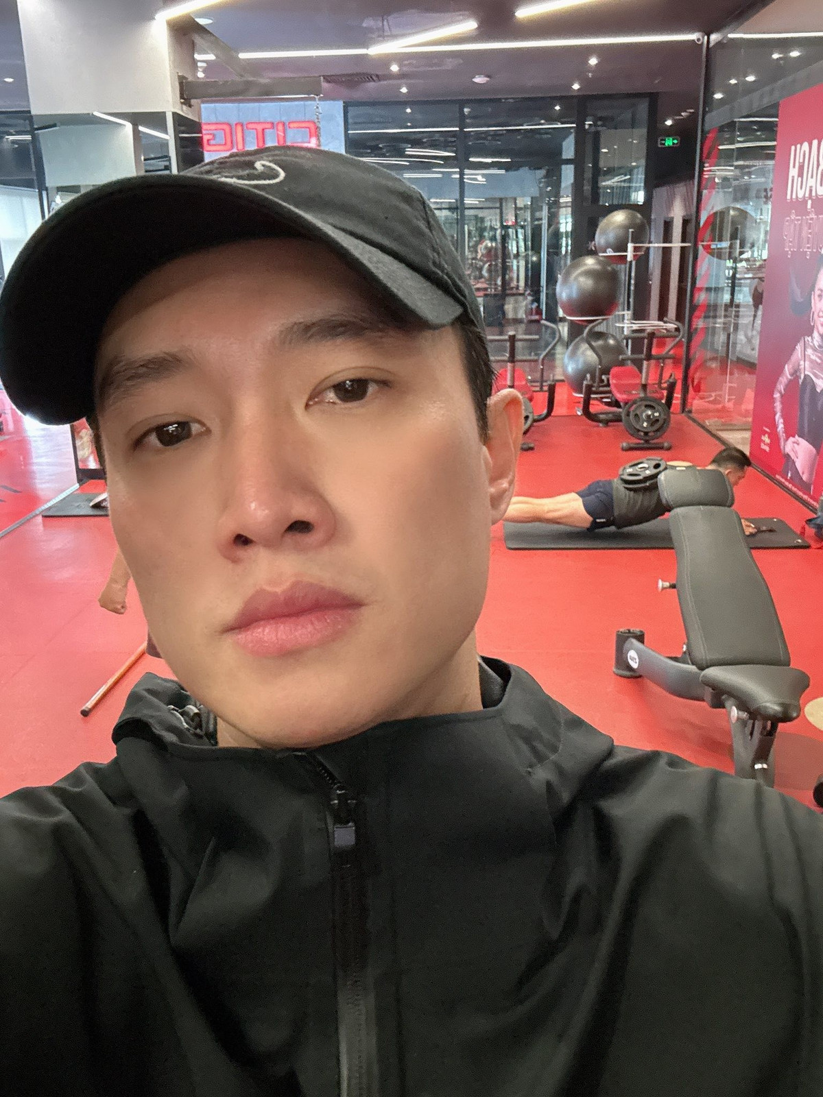 Diễn viên Quốc Trường mặc kín mít trong phòng tập. Ảnh: FB Nguyễn Quốc Trường