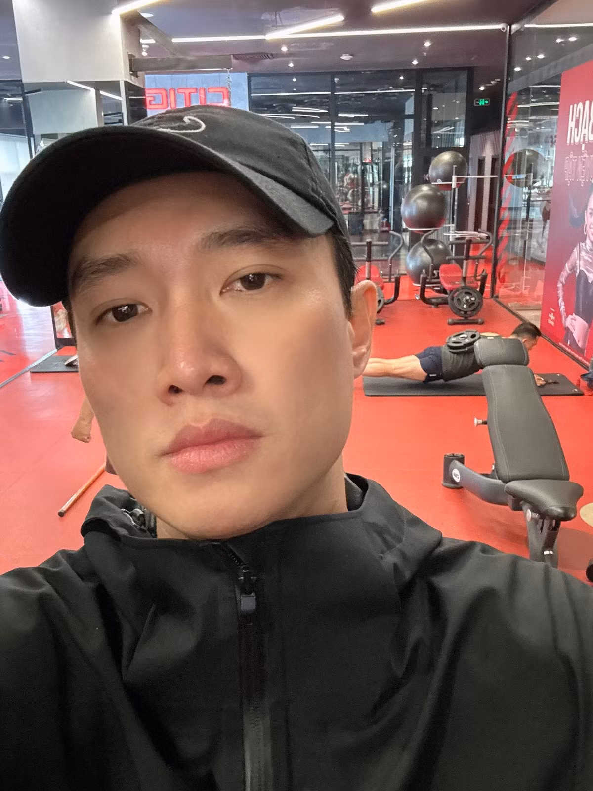 Diễn viên Quốc Trường mặc kín mít trong phòng tập. Ảnh: FB Nguyễn Quốc Trường