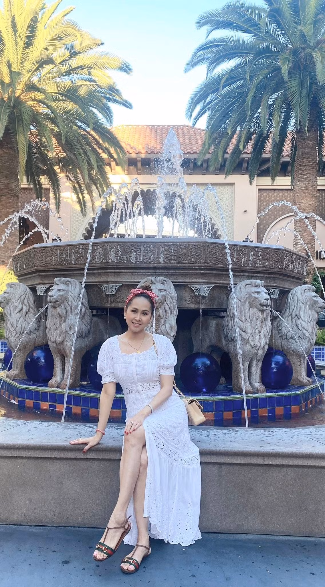 Cô còn tự tin diện những món đồ khoét xẻ khoe triệt để đường cong cơ thể mà không lộ mỡ thừa.