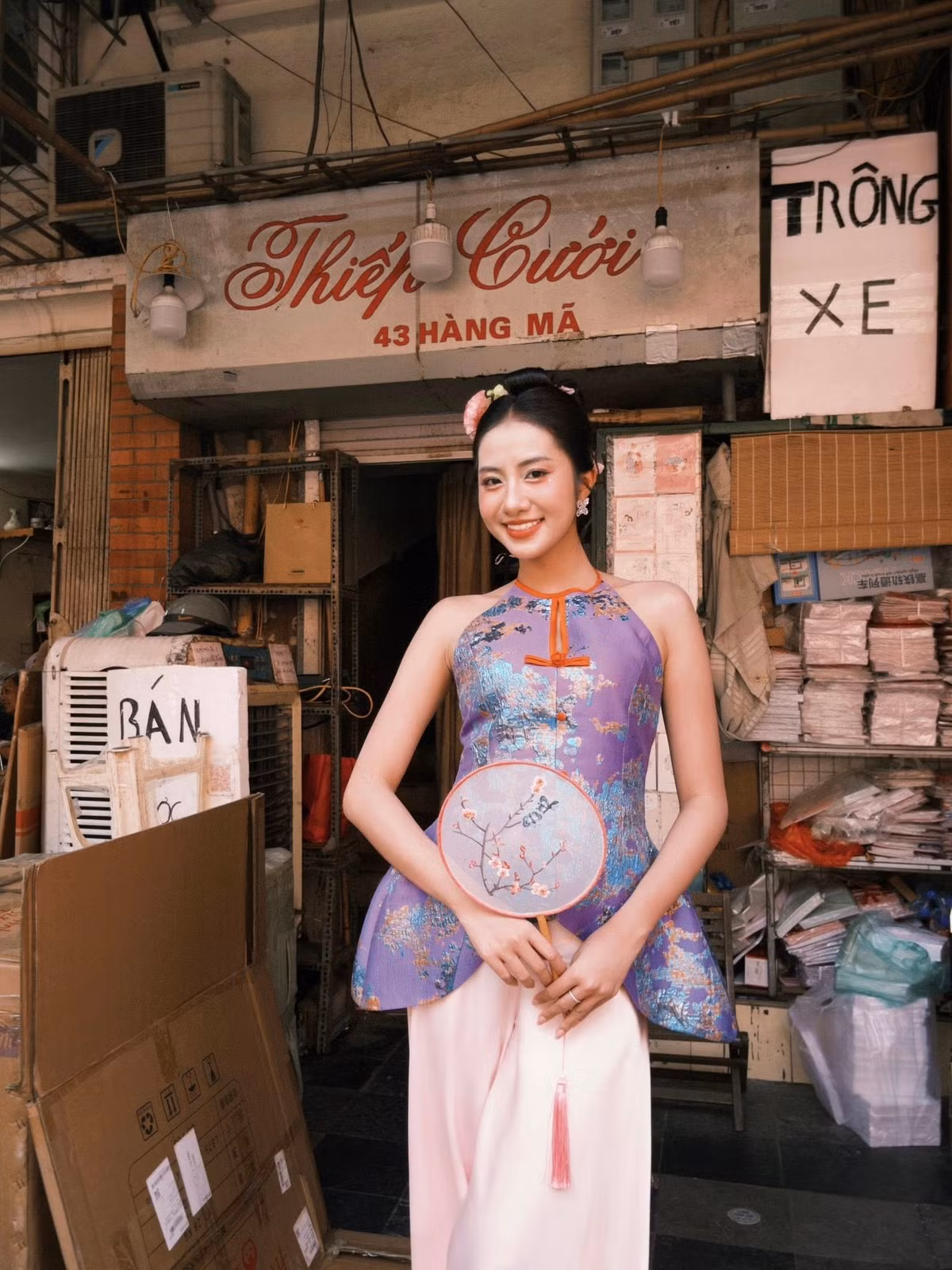 Qua ống kính, người xem có thể cảm nhận rõ được sự nhộn nhịp, vui tươi của phố Hàng Mã mùa trăng tròn, đồng thời thấy được vẻ đẹp thanh thoát, duyên dáng rất Á Đông của Hoa hậu Hà Trúc Linh.