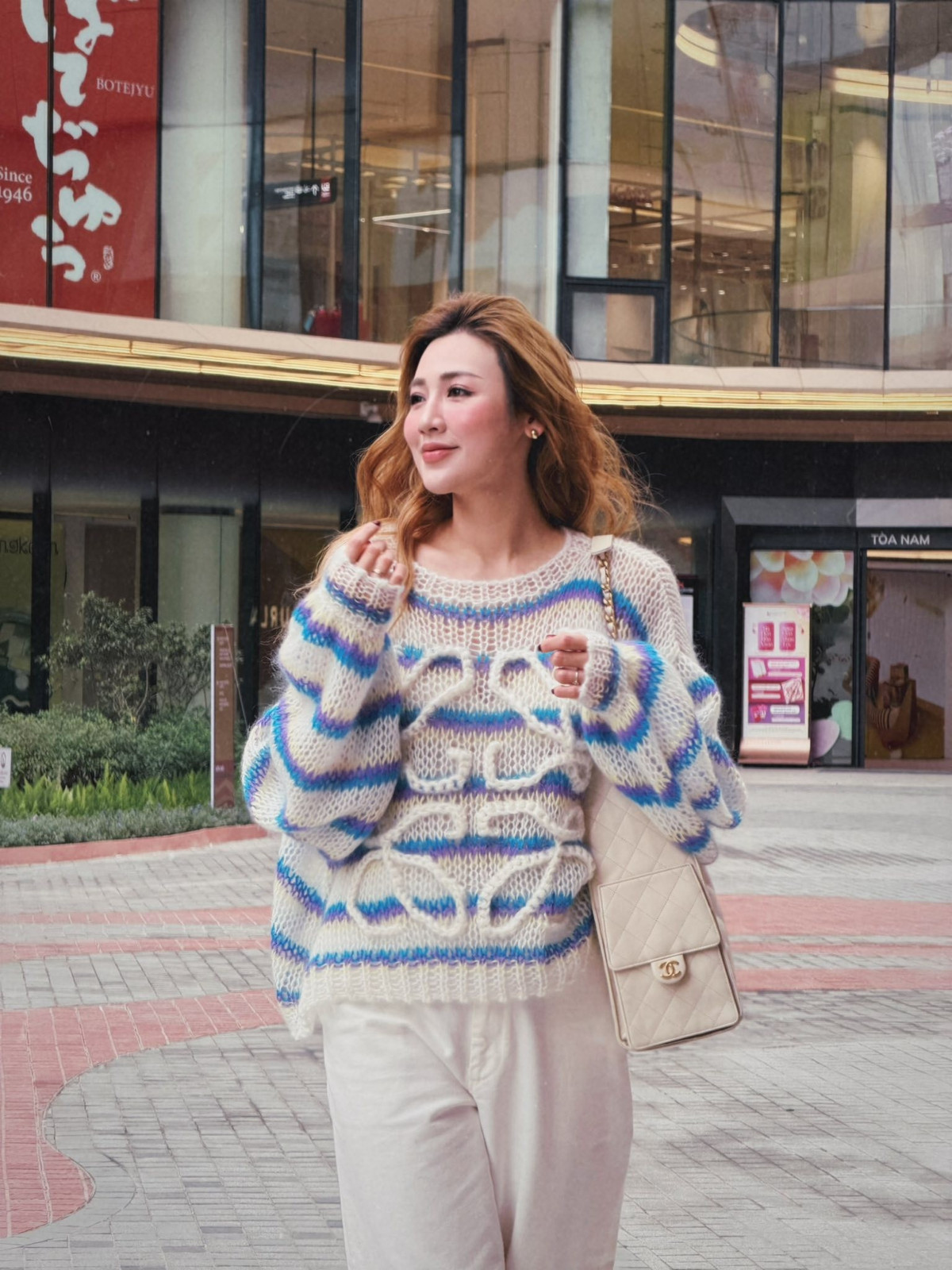 Á hậu Dương Tú Anh khoe nhan sắc xinh đẹp ngọt ngào dù đã là mẹ 2 con. Ảnh: FB Duong Tu Anh