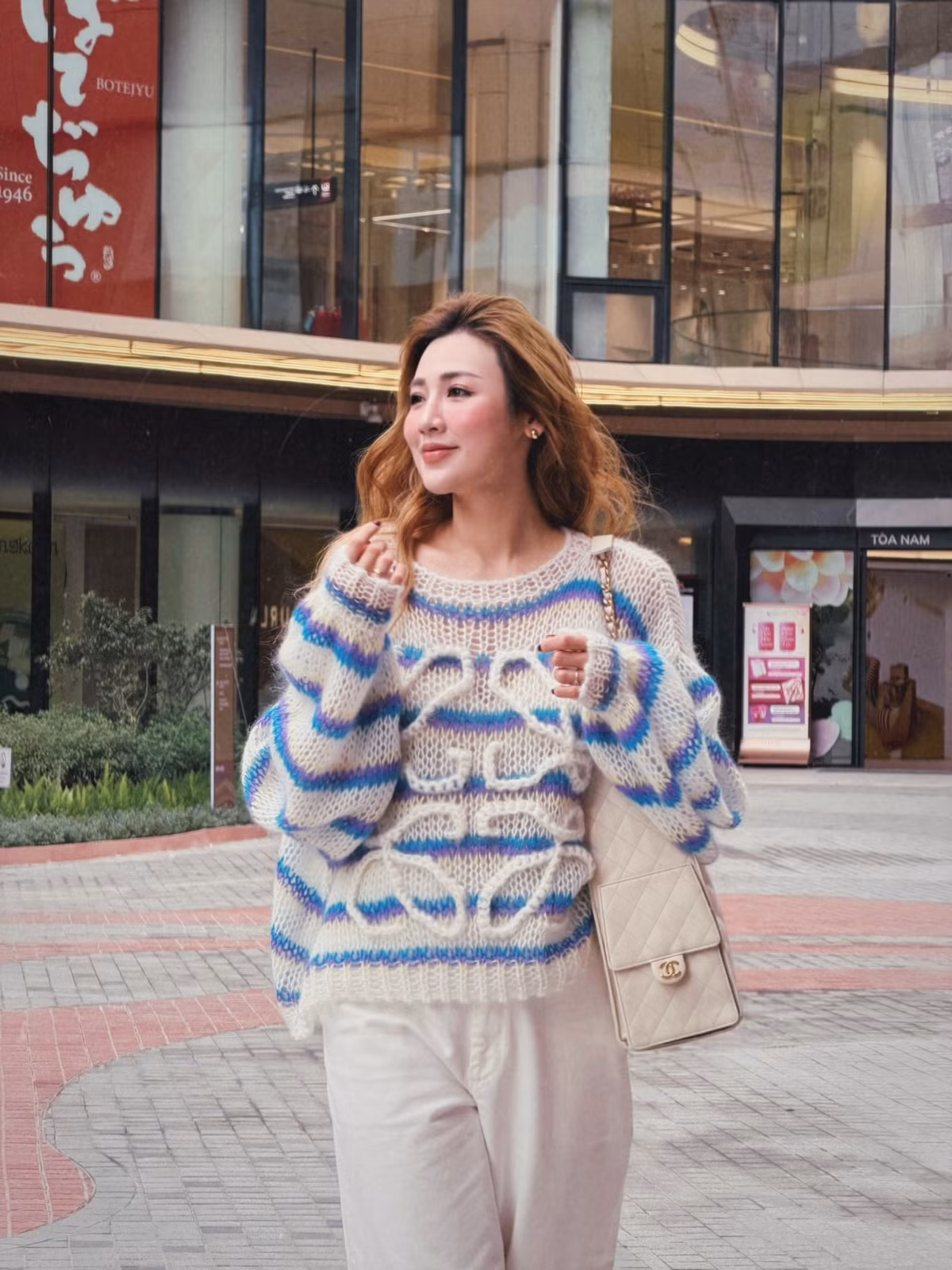 Á hậu Dương Tú Anh khoe nhan sắc xinh đẹp ngọt ngào dù đã là mẹ 2 con. Ảnh: FB Duong Tu Anh