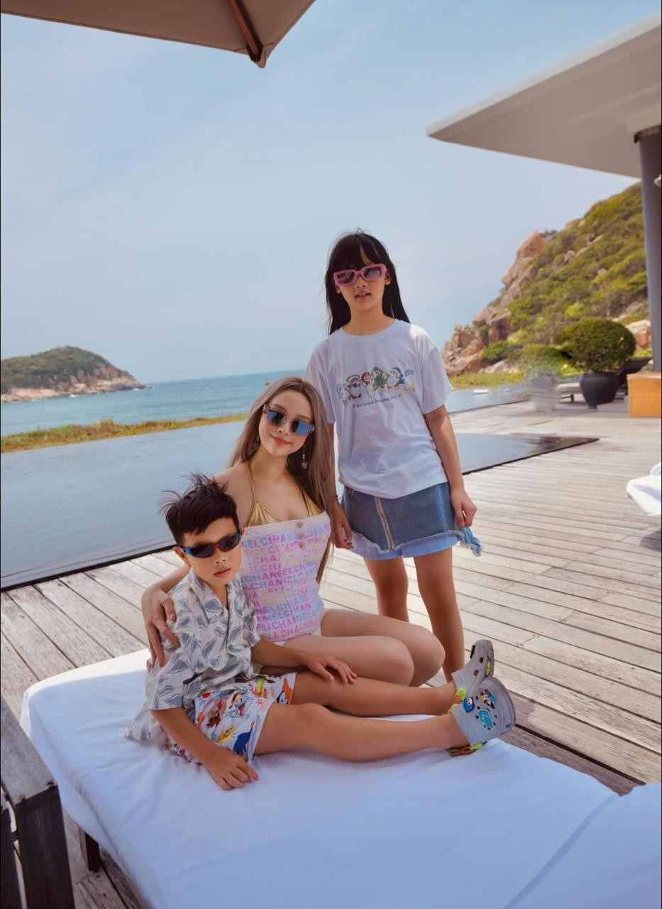 Không chỉ gây chú ý bởi ngoại hình, Diễm My còn được nhận xét chững chạc, lễ phép và có khí chất “tiểu thư nhà giàu” đúng chuẩn.