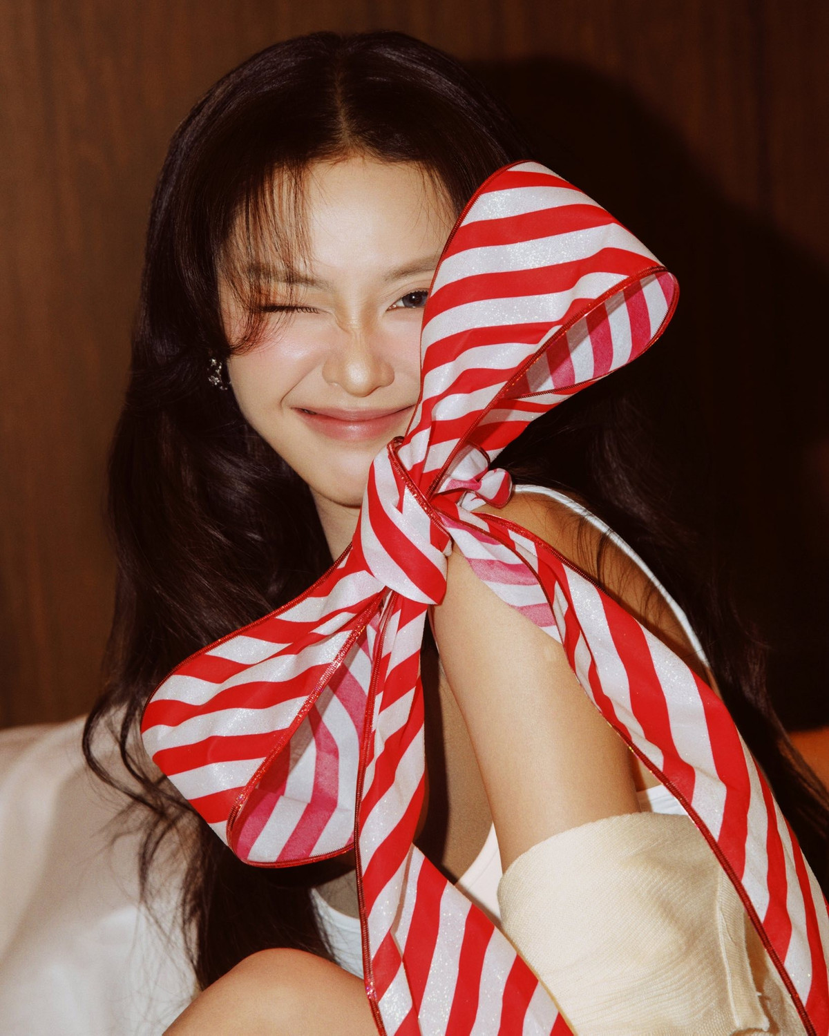 Trong loạt ảnh mới, Khả Ngân lựa chọn trang phục tông trắng đơn giản nhưng đầy tinh nghịch.