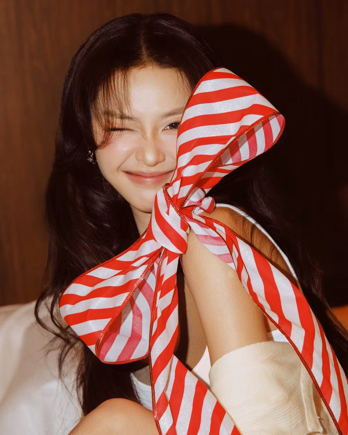 Trong loạt ảnh mới, Khả Ngân lựa chọn trang phục tông trắng đơn giản nhưng đầy tinh nghịch.