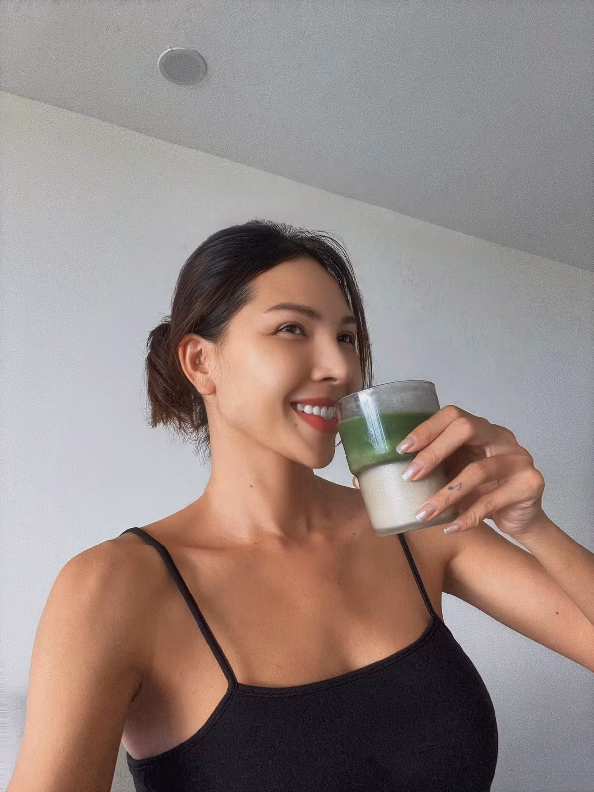 Minh Triệu lần đầu tiên tự pha chế matcha latte. Ảnh: FB Pham Dinh Minh Trieu