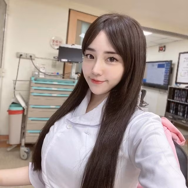 Với ngoại hình và thần thái cực sáng, Elle trở thành nữ thần gợi cảm trong tâm trí của rất nhiều người hâm mộ.