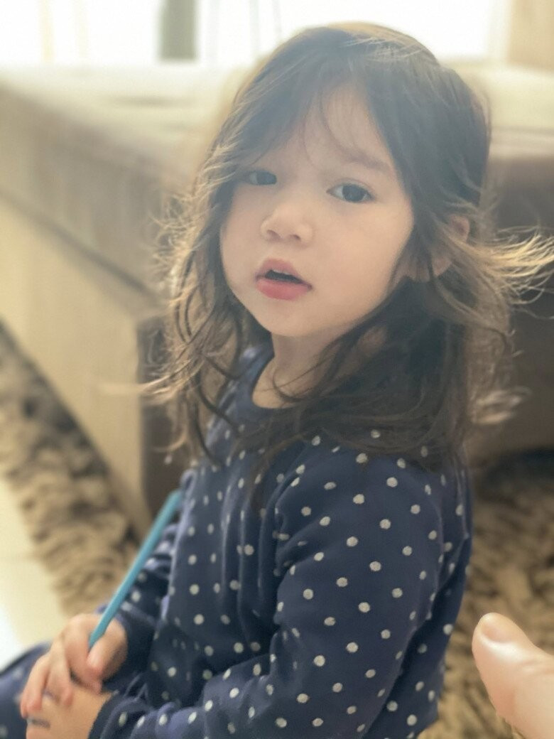 Theo thời gian, ngoại hình của Myla ngày càng thay đổi rõ rệt. Từ một em bé bụ bẫm, cô bé dần trổ nét xinh xắn với gương mặt trong trẻo, đôi mắt to tròn.