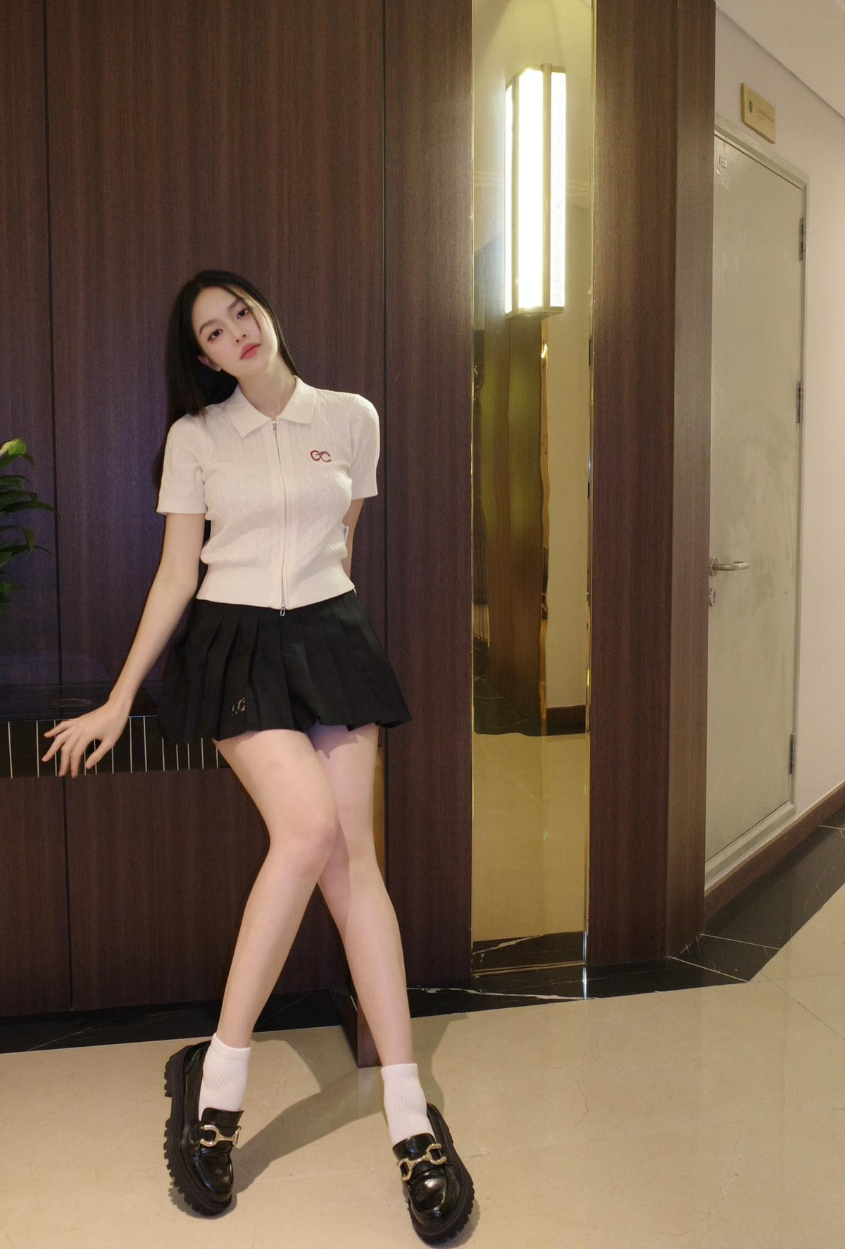 Với chiều cao 1m76 cùng số đo ba vòng 80-63-94 cm, người đẹp dễ dàng chinh phục những trang phục đòi hỏi tỷ lệ cơ thể chuẩn chỉnh.