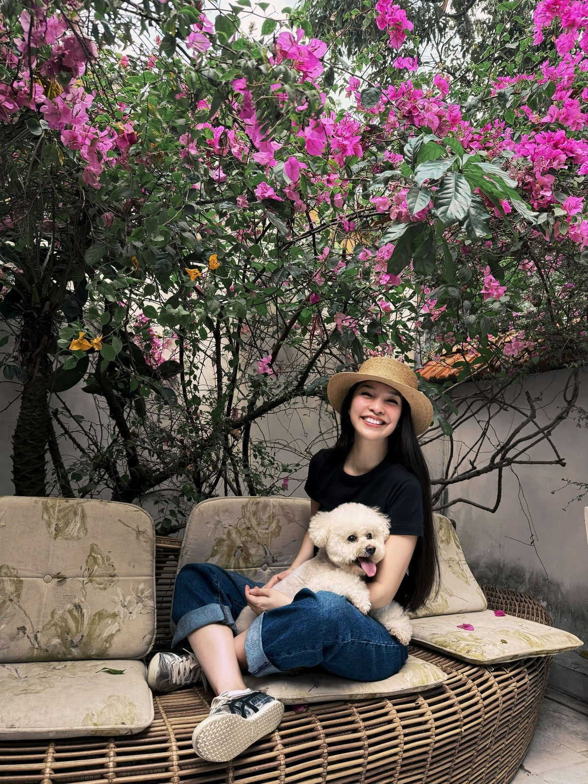 Cô diện áo thun đen kết hợp quần jeans đơn giản nhưng vẫn toát lên vẻ trẻ trung, nhẹ nhàng.