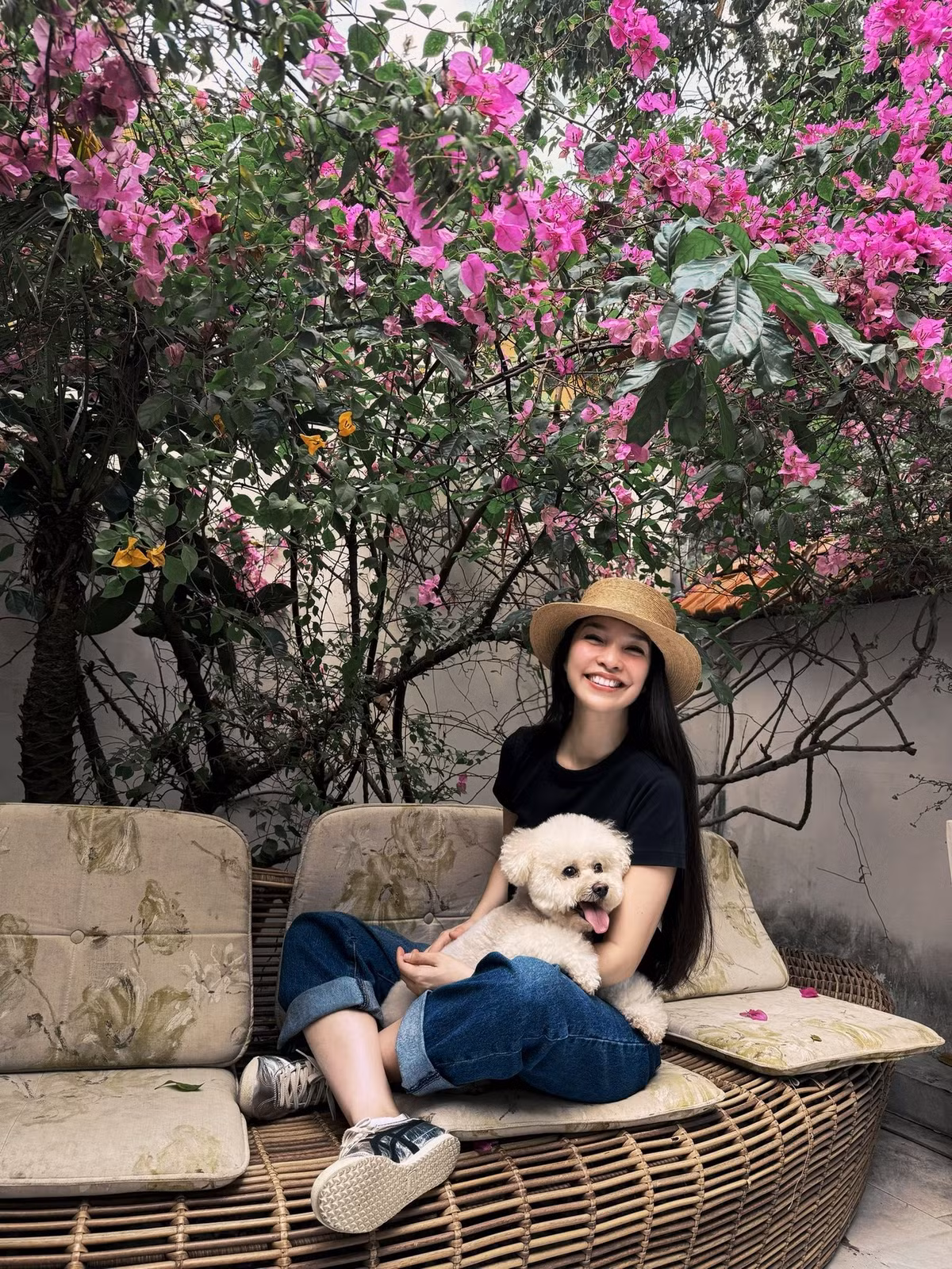 Cô diện áo thun đen kết hợp quần jeans đơn giản nhưng vẫn toát lên vẻ trẻ trung, nhẹ nhàng.